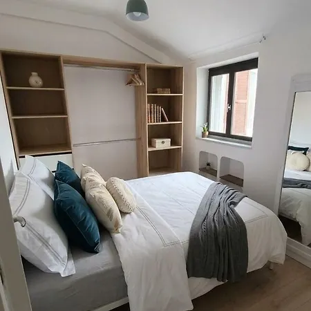 An In The Very Center Of The For 8 Guests Nearby Are A Tram Stop And Train Station * Niza